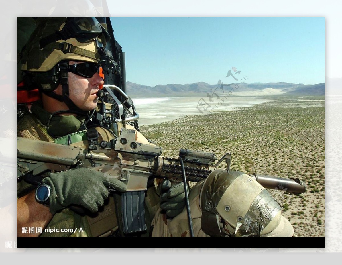 美军乘坐直升机巡逻图片