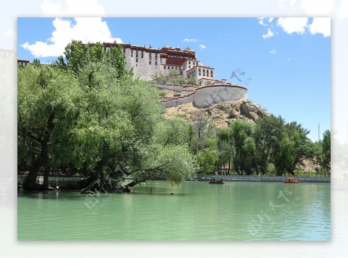 西藏拉萨布达拉宫公园湖景图片