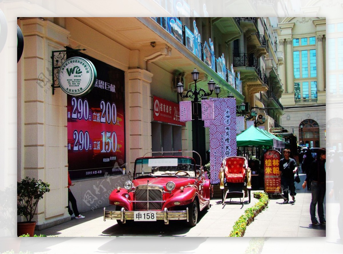 上海永安公司门前的红色老爷车图片