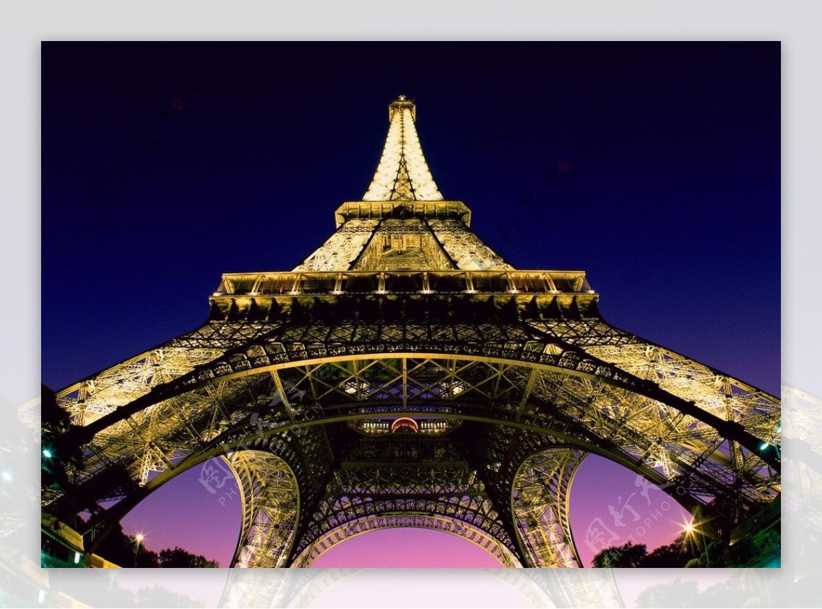 巴黎铁塔夜间仰视图图片