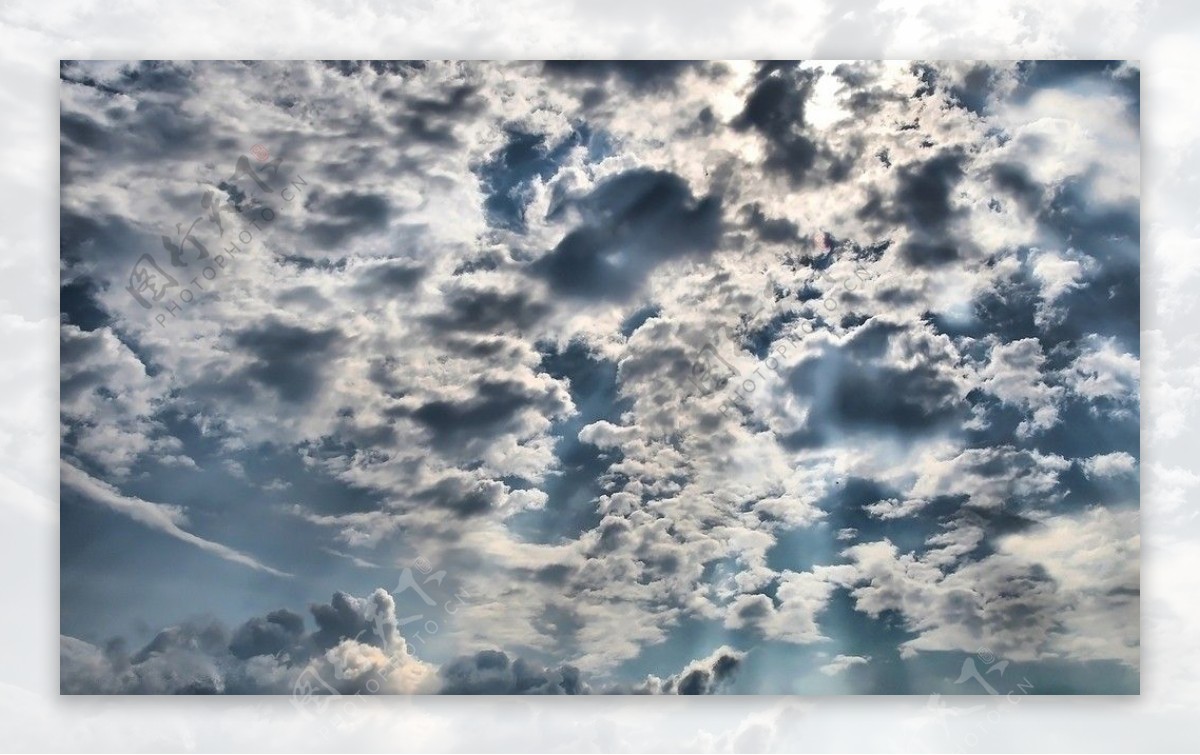 天空白云桌面图片