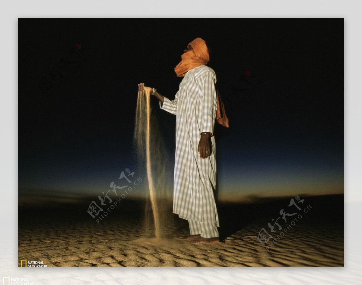 沙漠老人图片