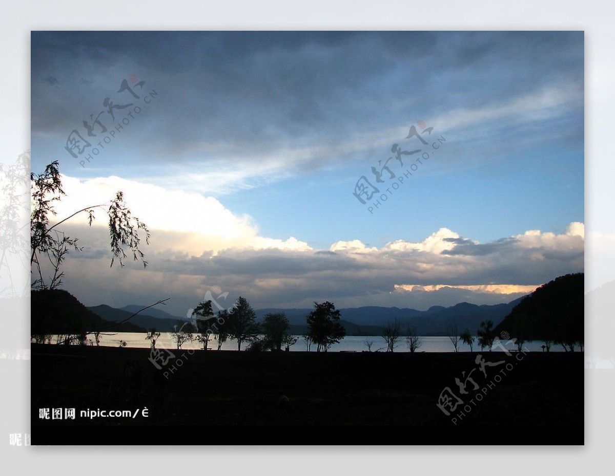 泸沽湖的晚霞图片