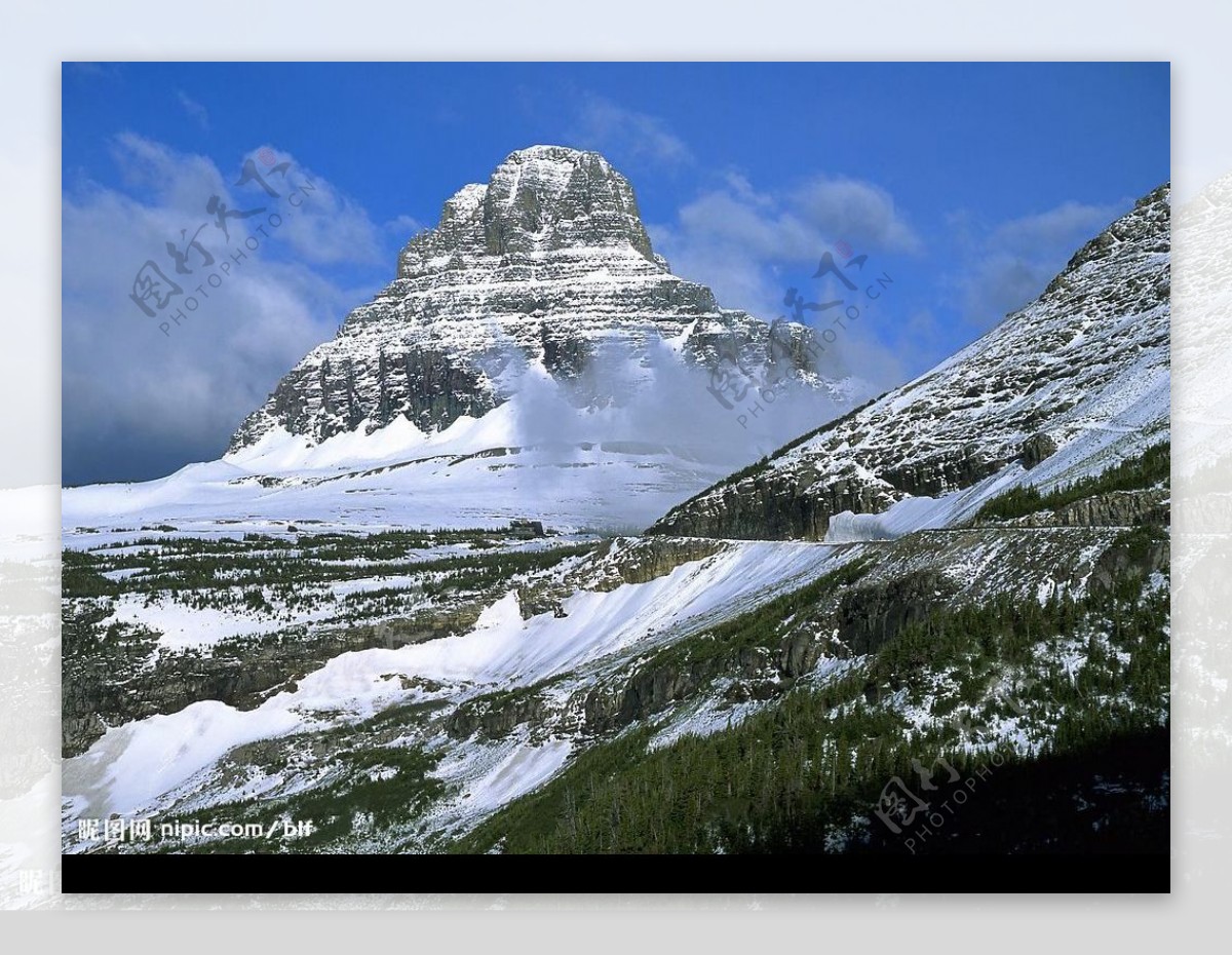 山峰雪景图片