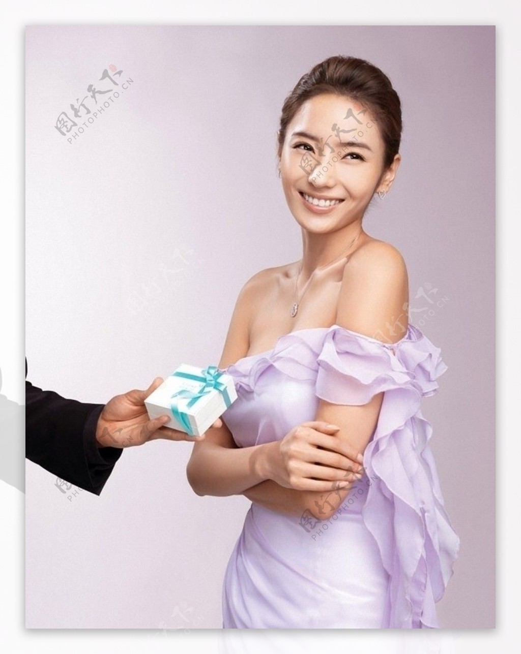 韩彩英珠宝广告图片
