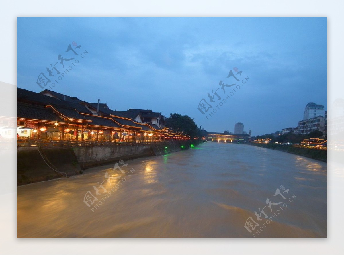 都江堰河边夜景图片