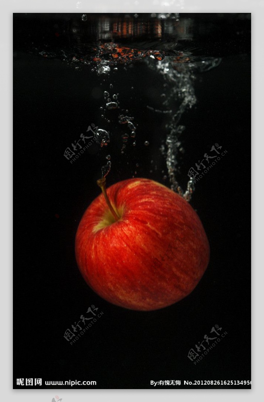苹果落水瞬间图片