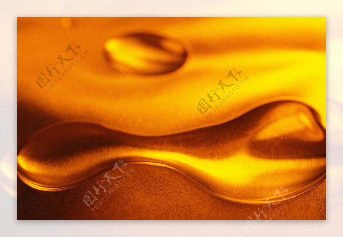 金黄色水滴背景图片