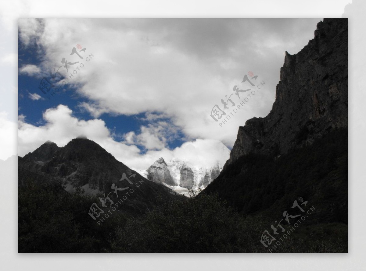 西藏远处的的雪山图片