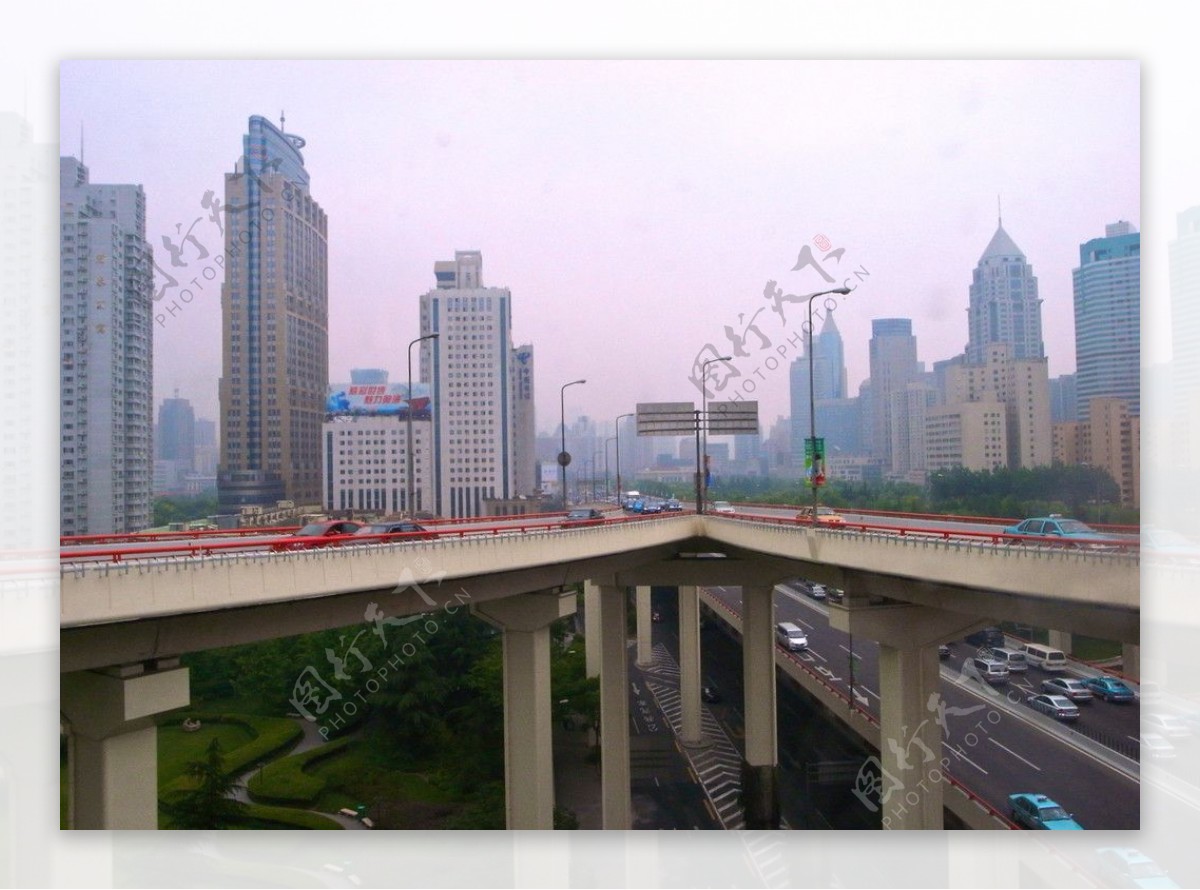 上海横贯市中心的延安路高架干道图片