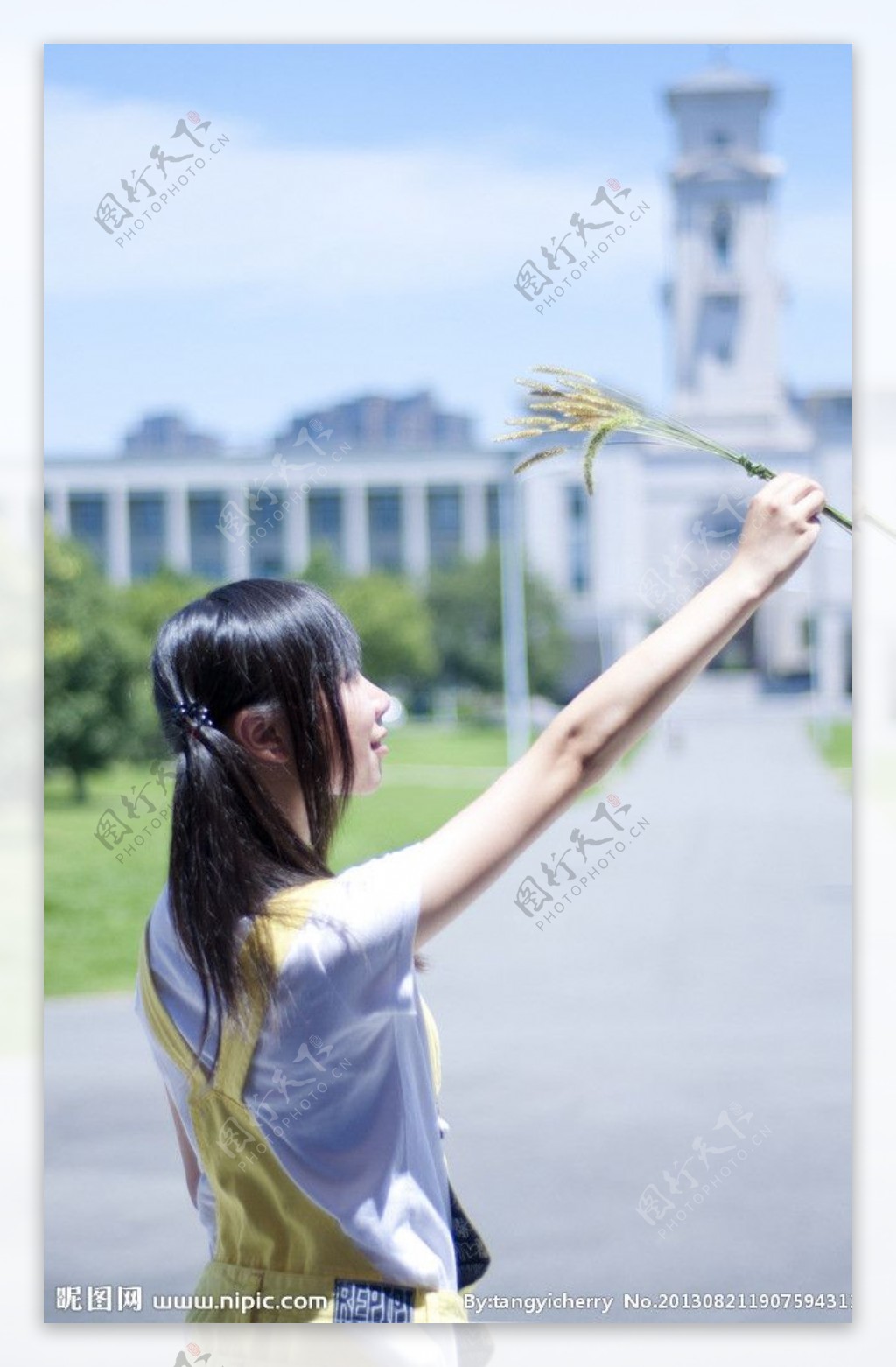 双马尾校园女孩图片