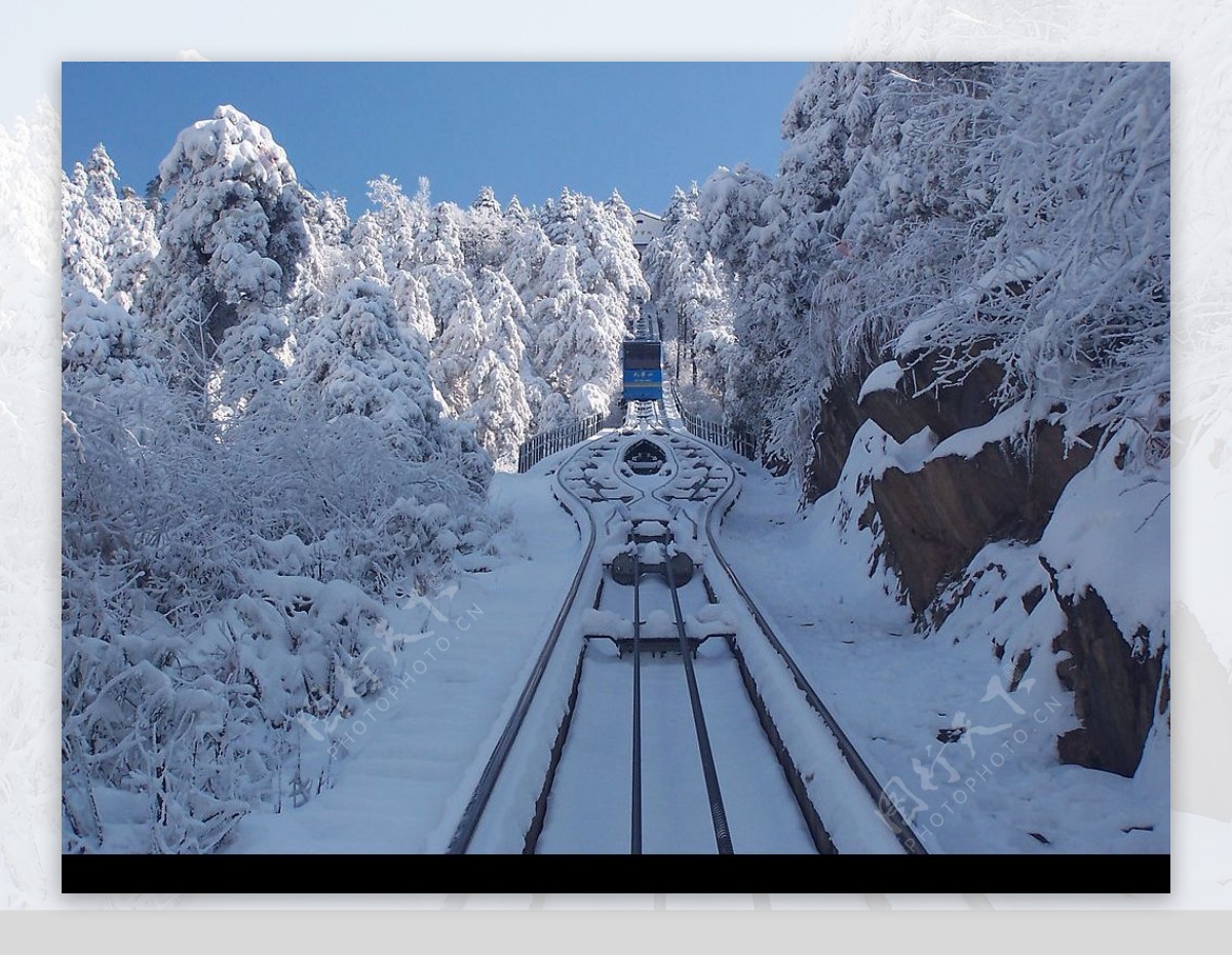 雪中缆车图片