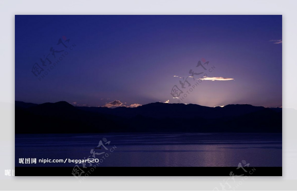 泸沽湖日出之一图片