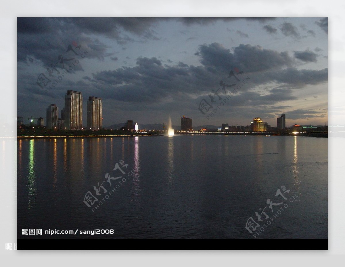 江边夜景图片