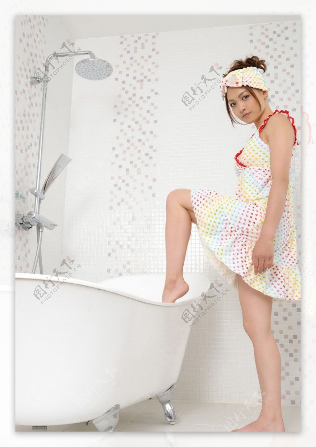洗澡的女人在浴缸里唱歌照片摄影图片_ID:105240086-Veer图库