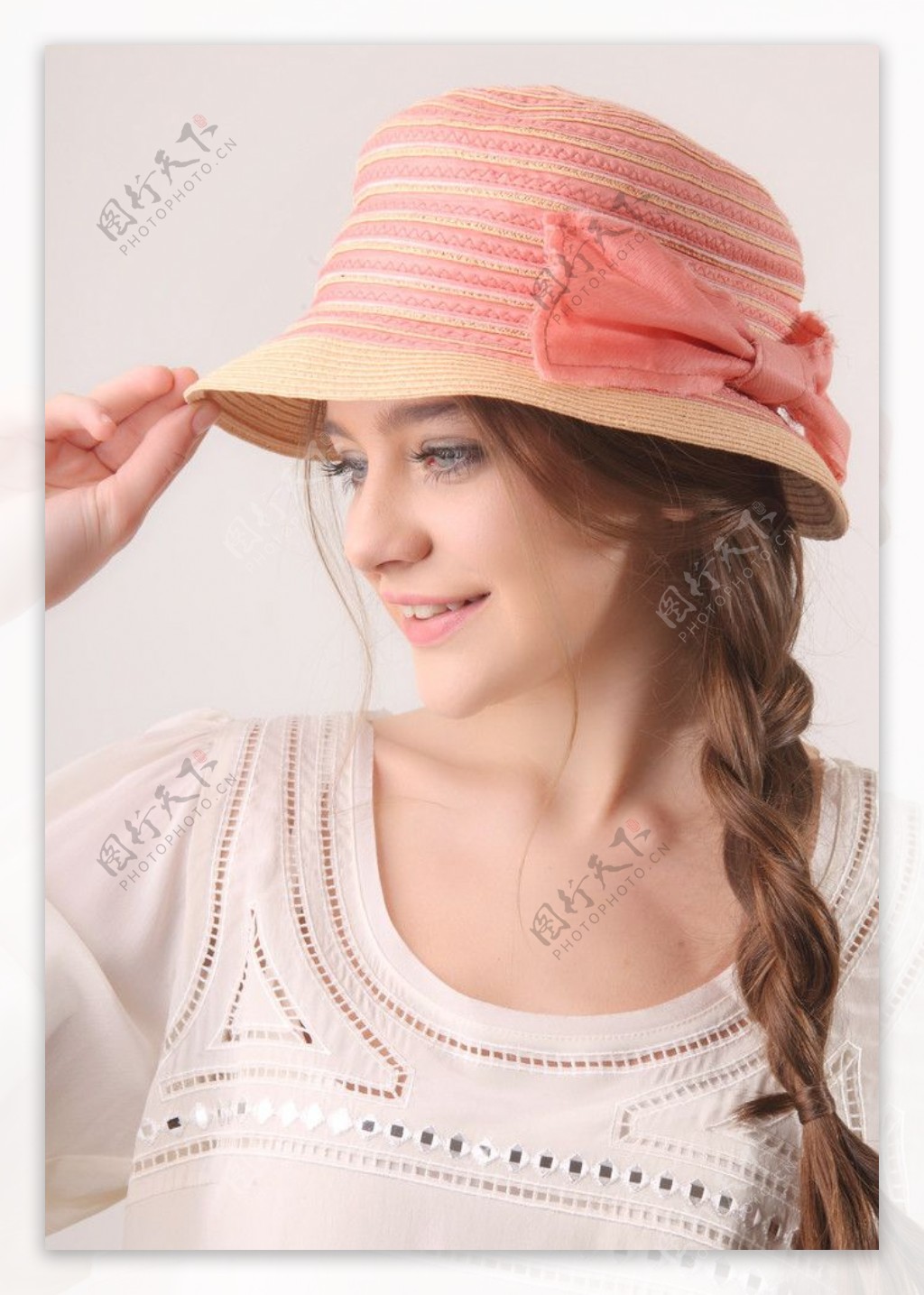 戴帽子手拿鲜花的清纯美女图片 - 免费可商用图片 - CC0素材网