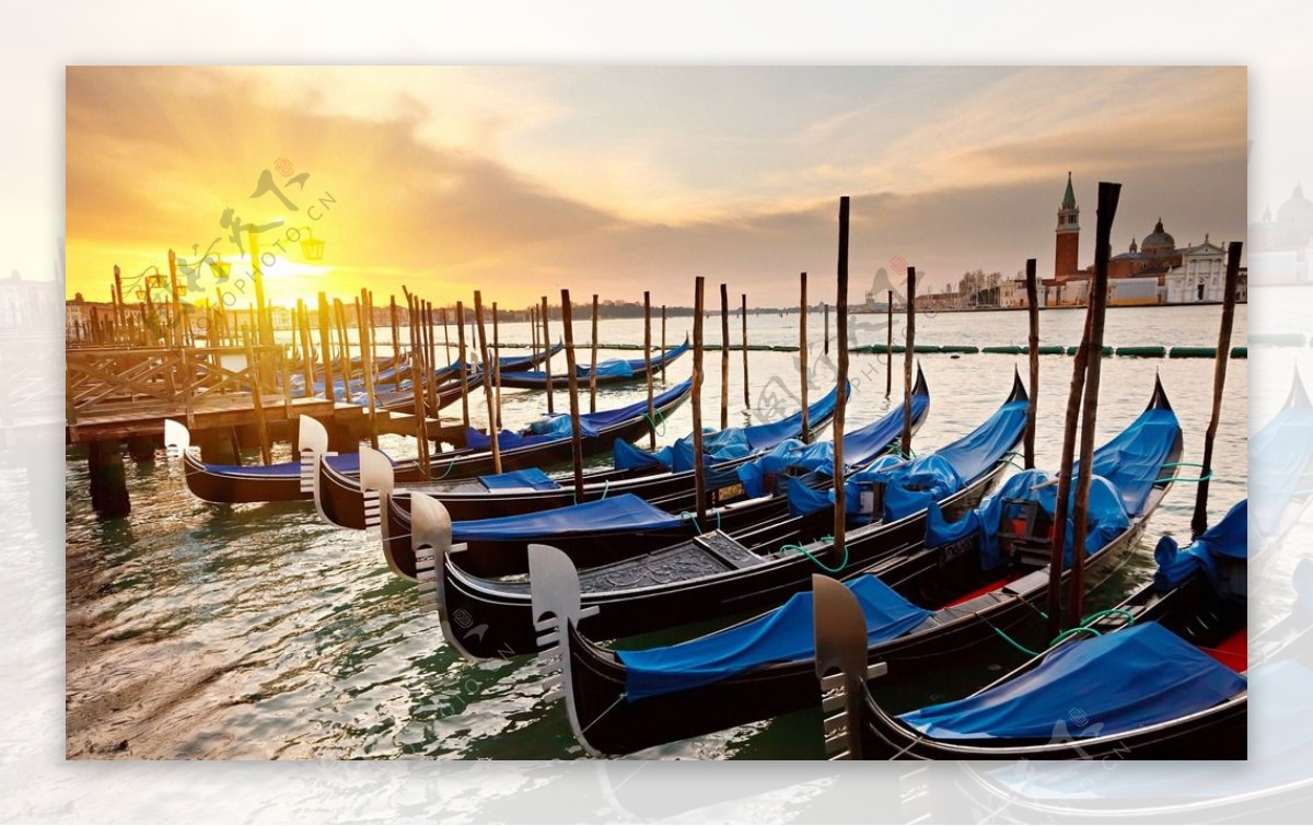 威尼斯海港里的贡多拉图片