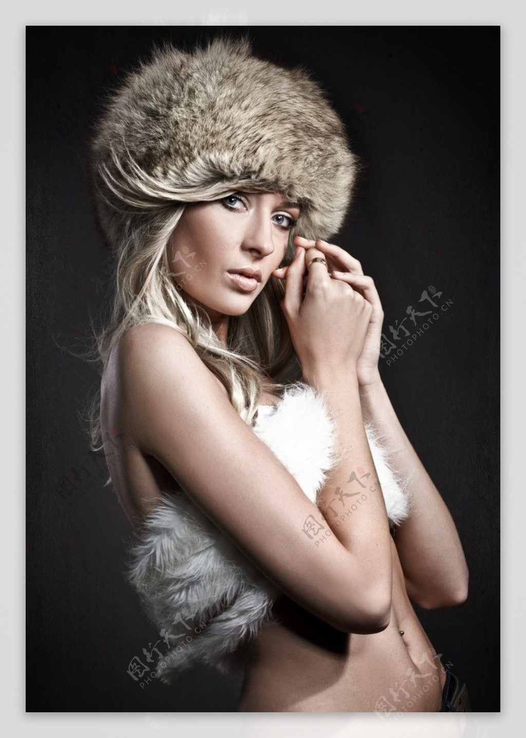 带着绒帽的冬季性感美女图片