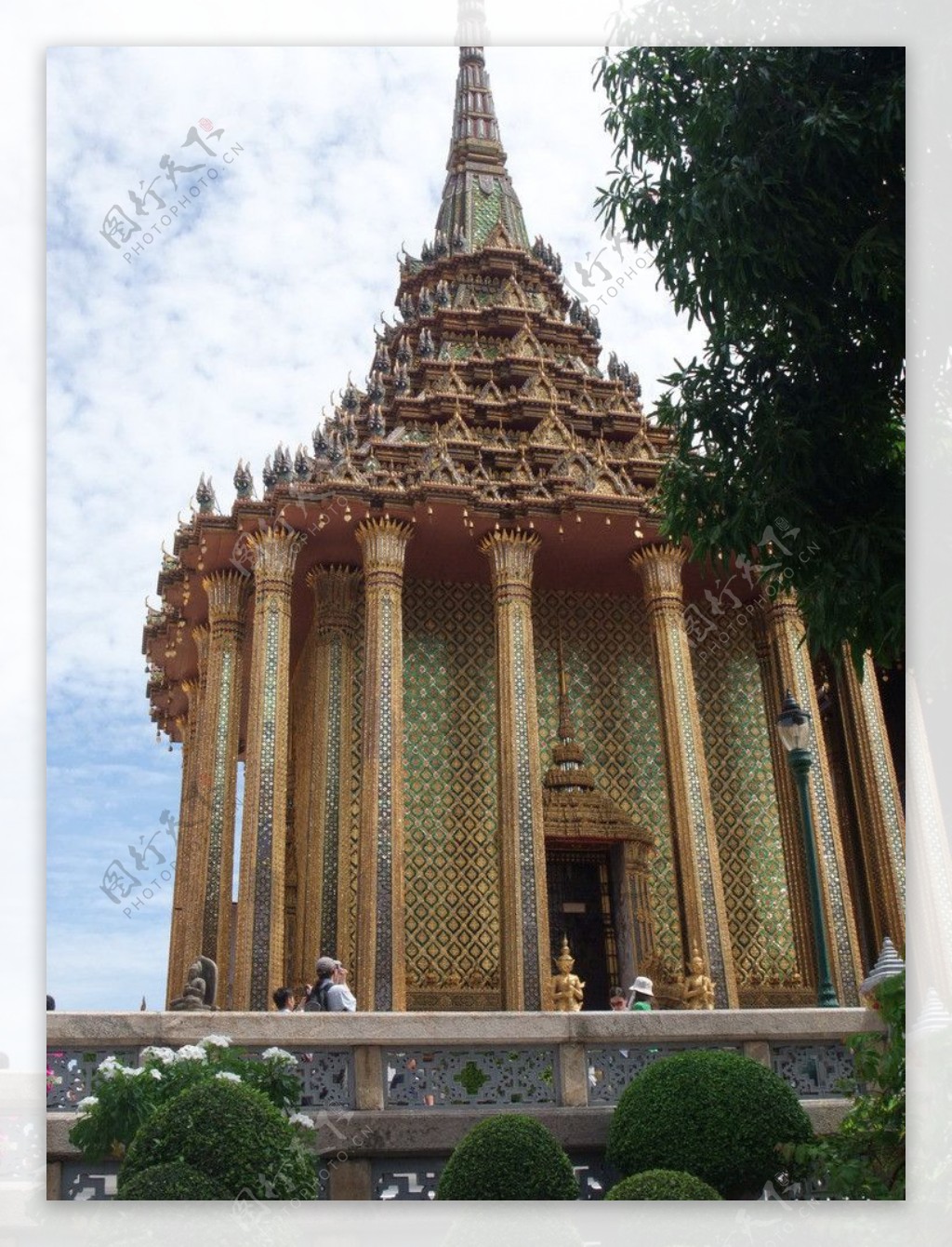 异国风情泰国建筑庙宇兀立树影婆娑自然和谐图片
