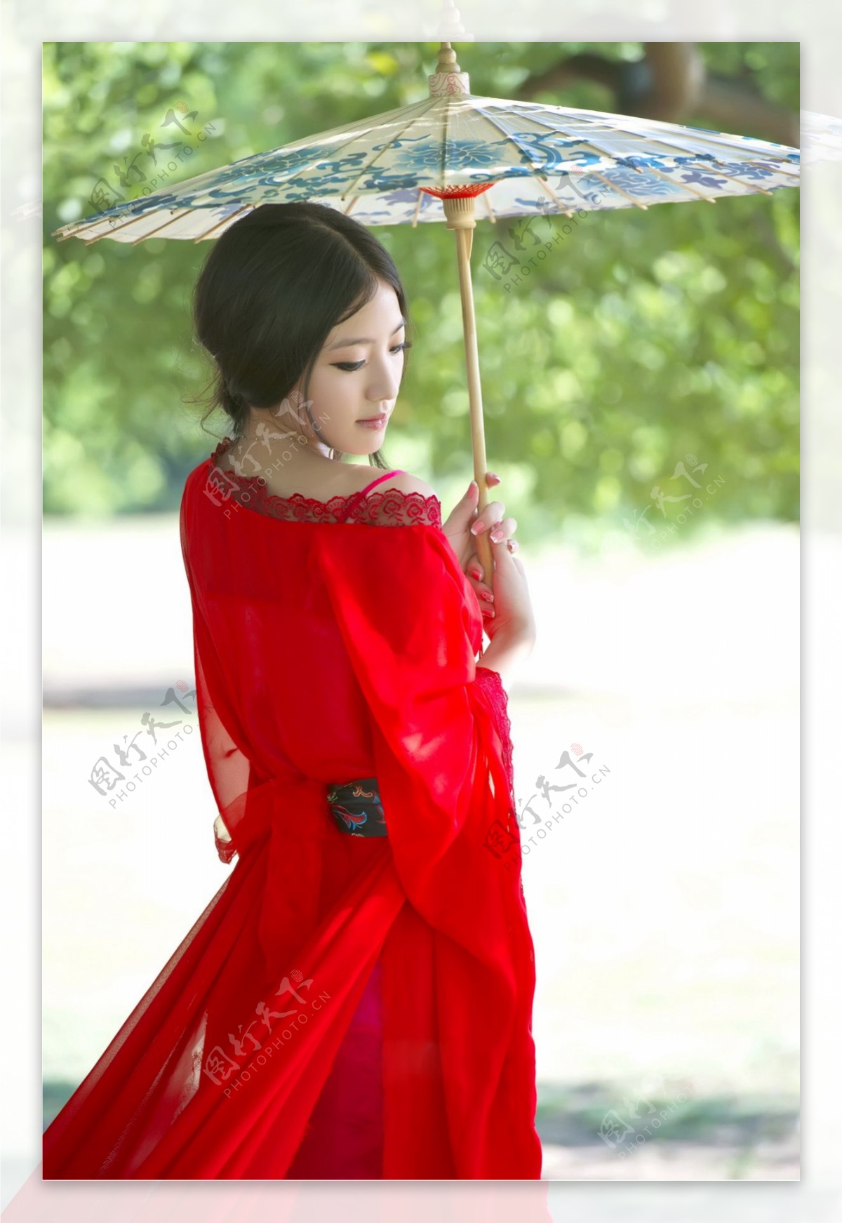 红衣美女遮阳伞图片
