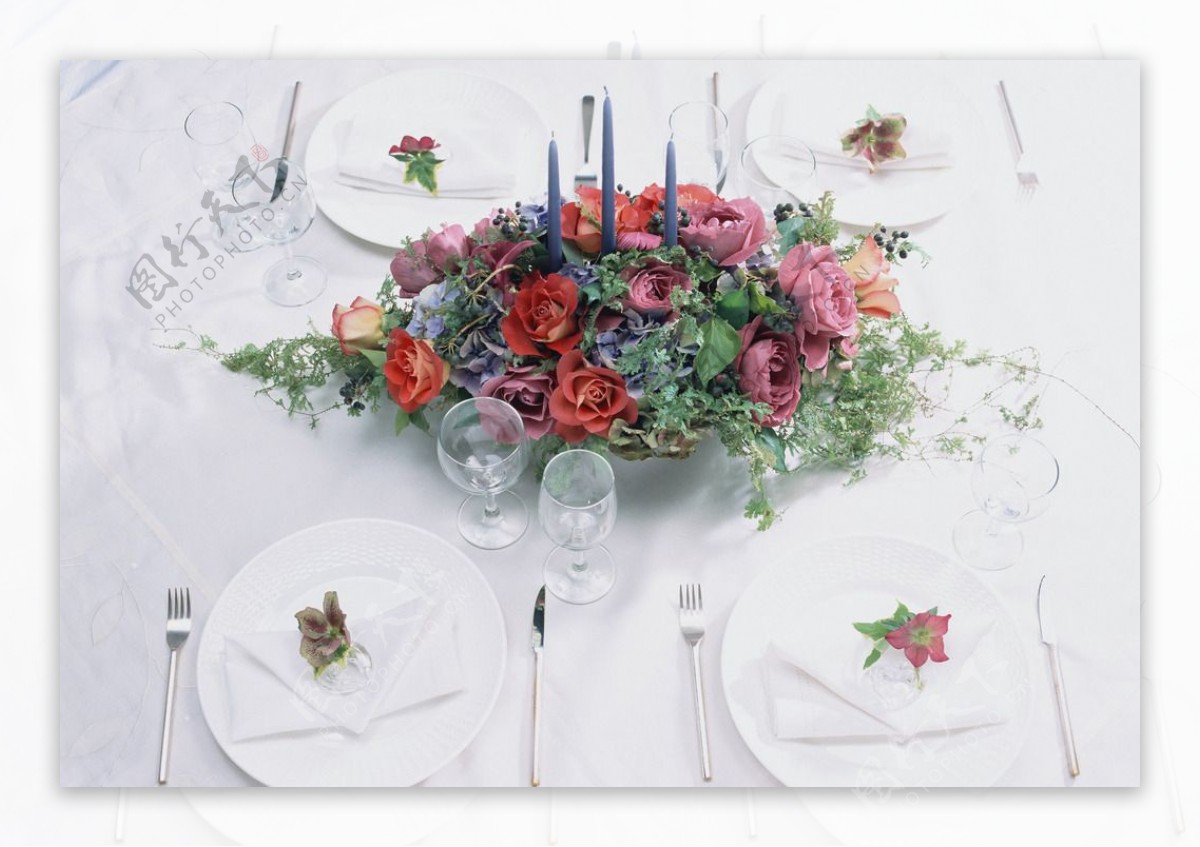 餐桌鲜花装饰图片