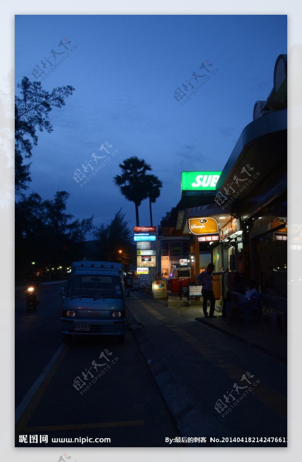 夜晚的路边小店图片