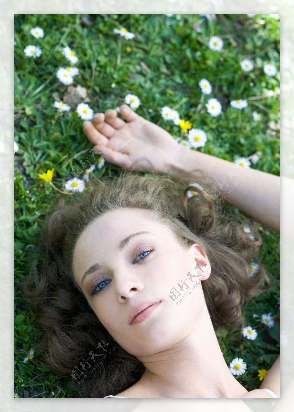 躺在绿草地上享受生活的美女图片