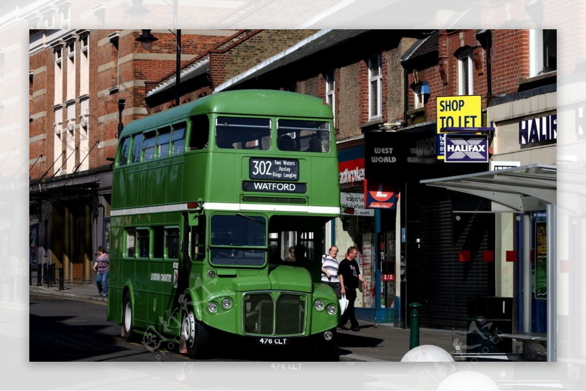 伦敦街上绿色双层大巴图片