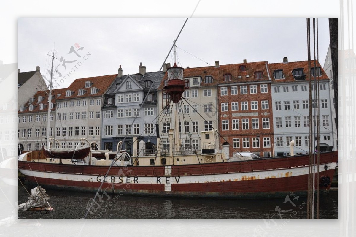 Copenhagen哥本哈根的岸边游船图片