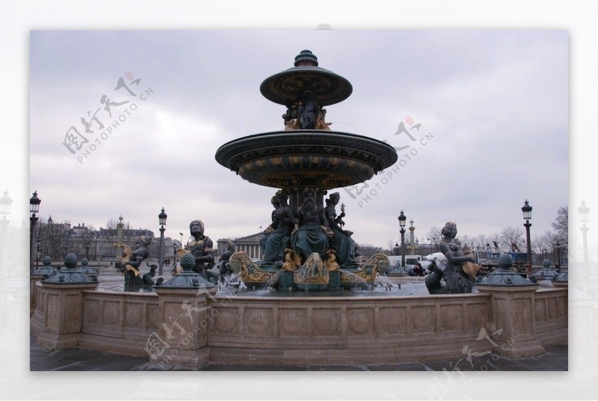 巴黎协和广场塔型雕塑喷泉图片