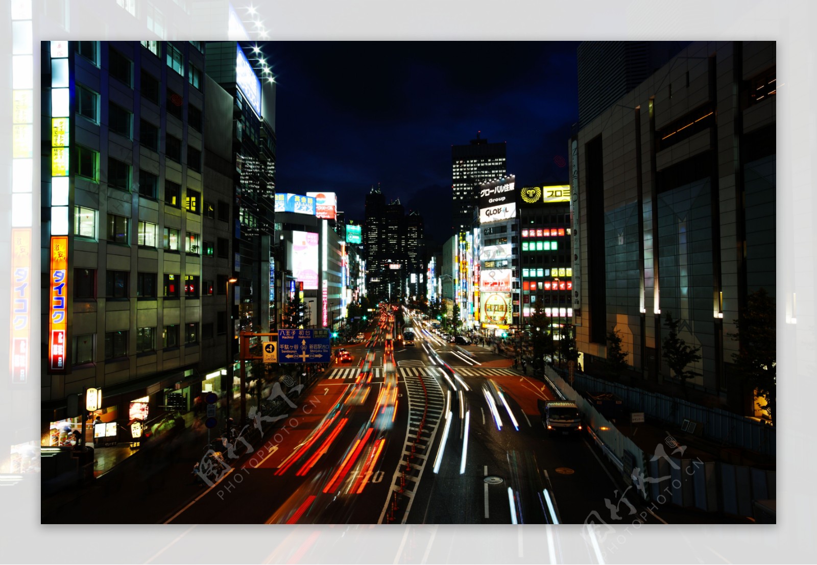 东京新宿夜晚的街景图片