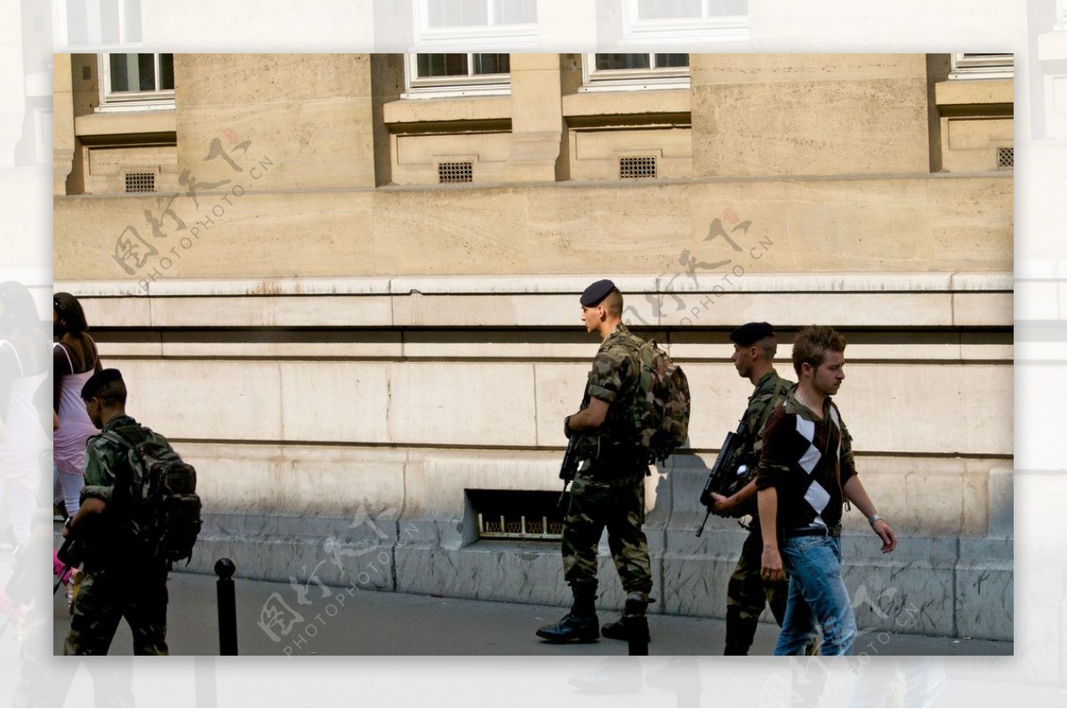 巴黎巴黎街头的军人图片