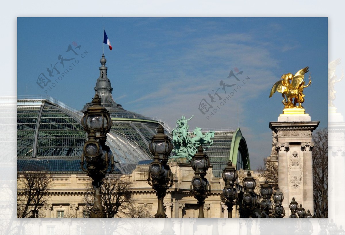 巴黎亚历山大三世桥边的巴黎美术馆图片