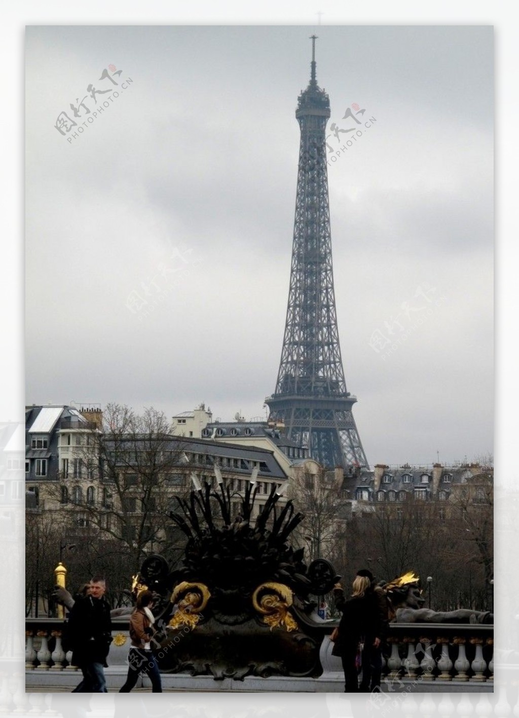 巴黎亚历山大三世桥和埃菲尔铁塔图片