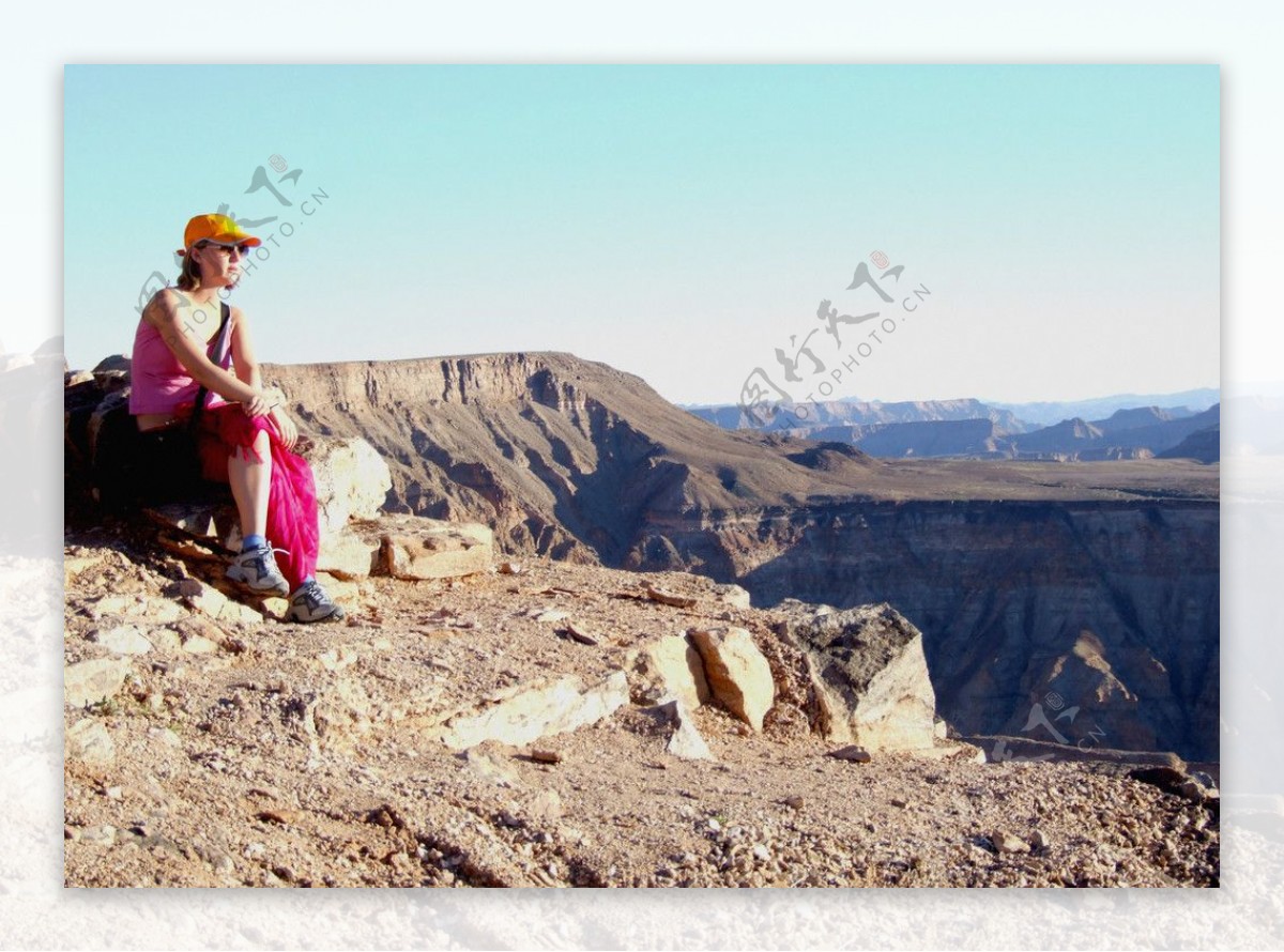 沙漠之旅美女独坐崖壁图片
