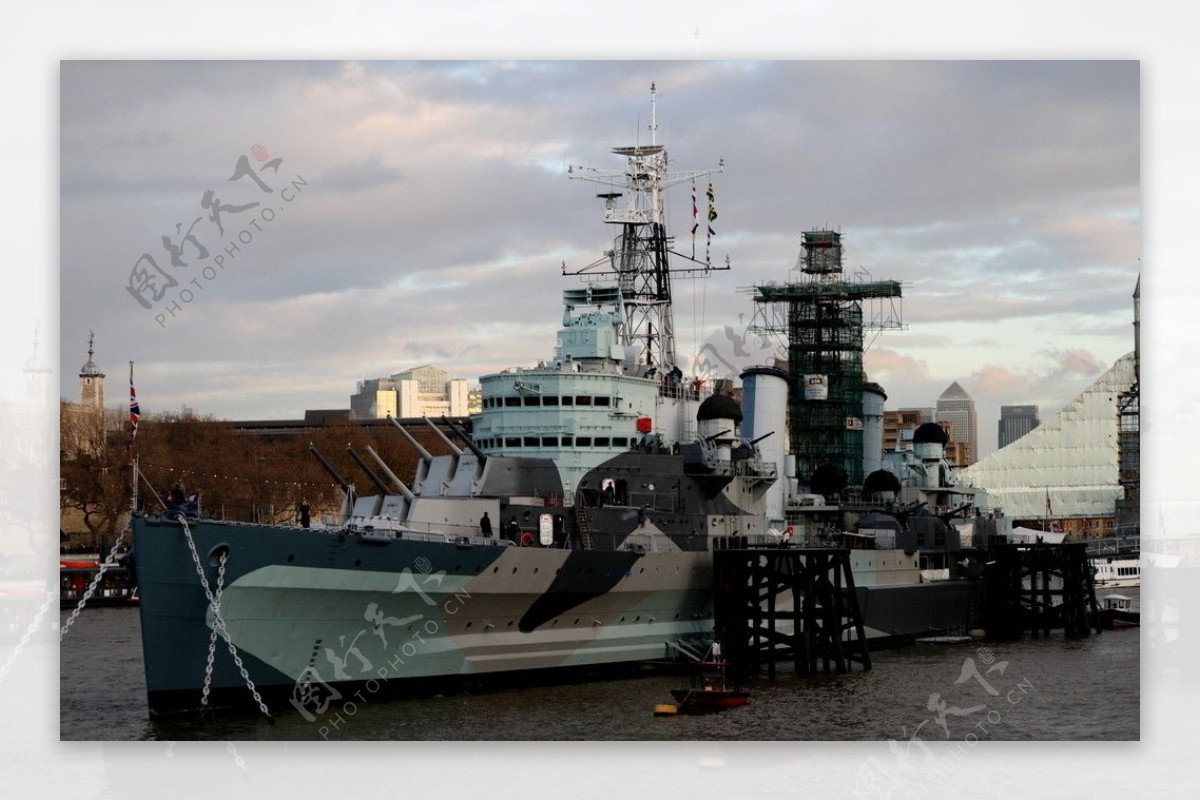 英国伦敦泰晤士河上的军舰图片