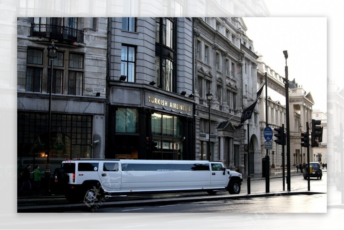 英国伦敦街上的豪华加长车图片