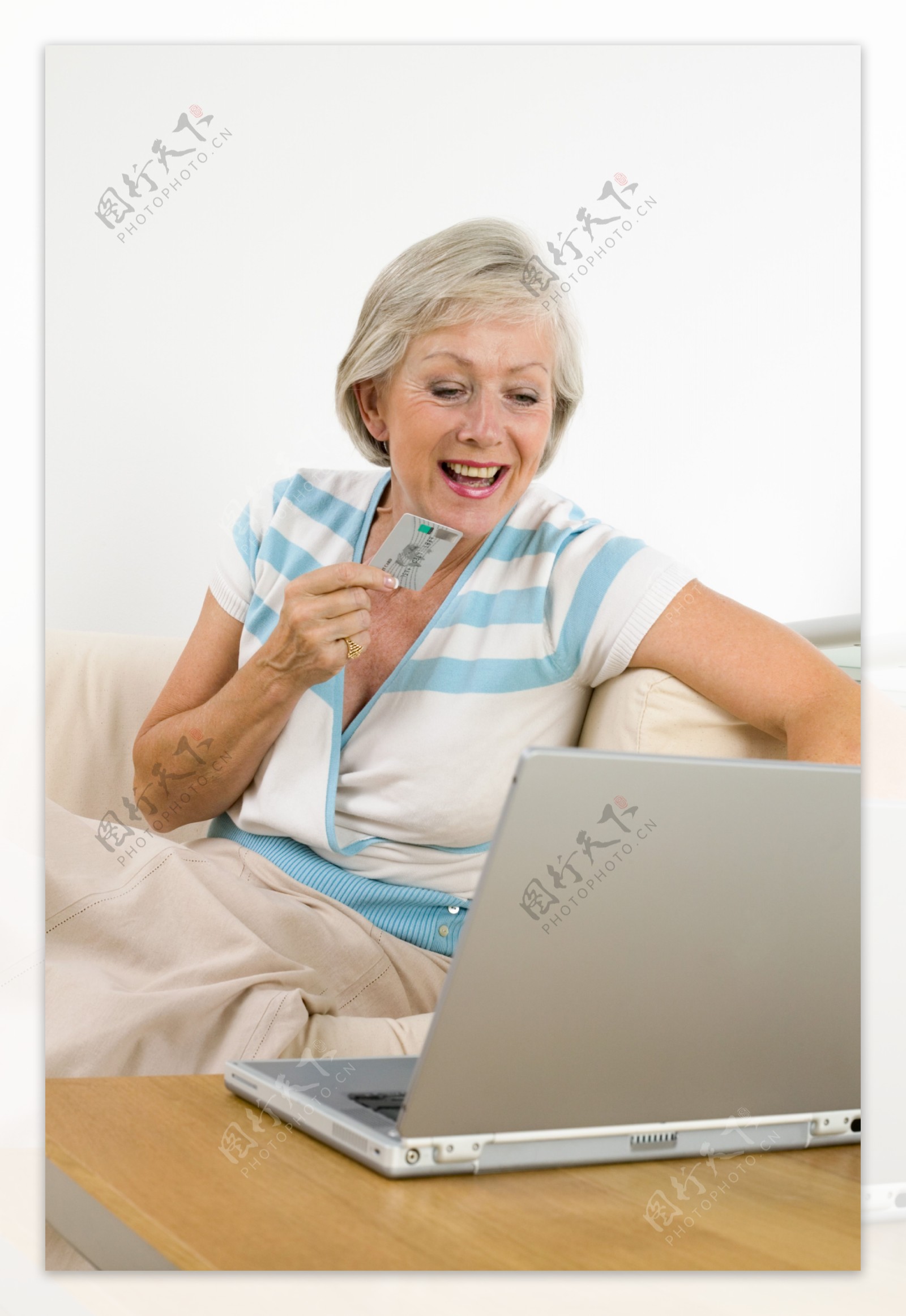 网上购物的老年妇女图片