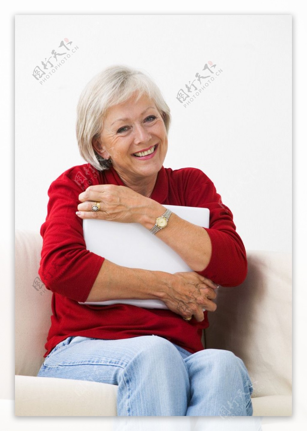 老年妇女抱着笔记本电脑图片