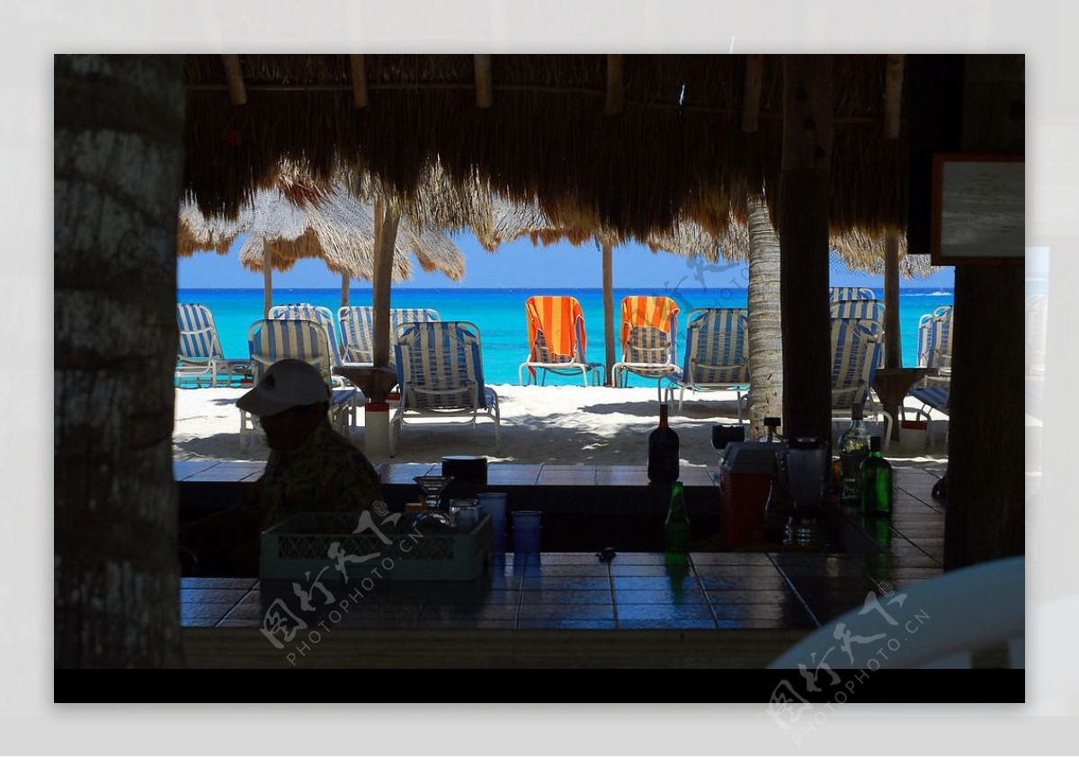 海边酒吧椅子沙滩酒保服务生图片