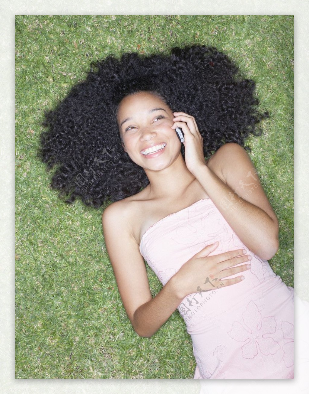 躺在草地上打电话的少女图片