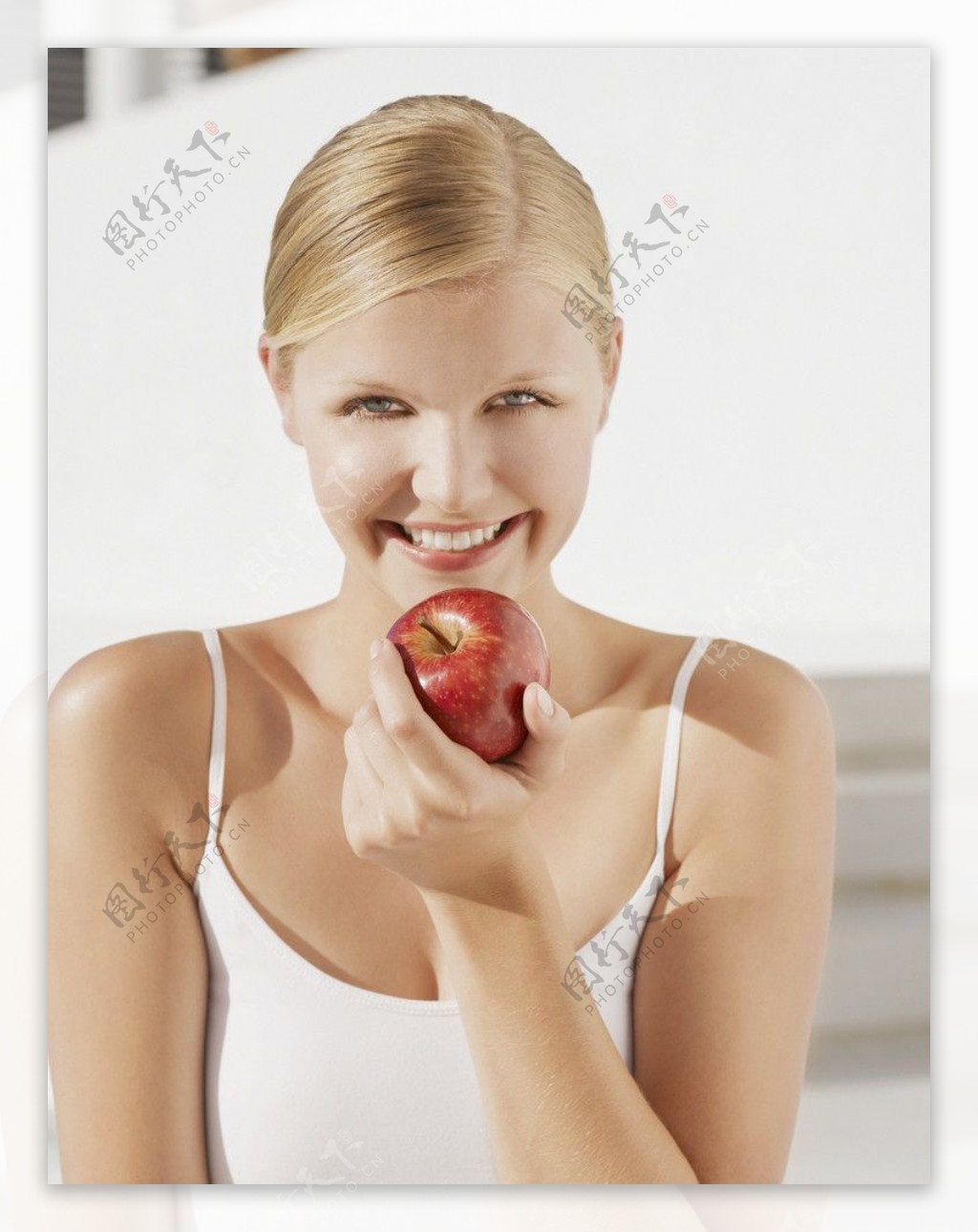 吃苹果的少女图片