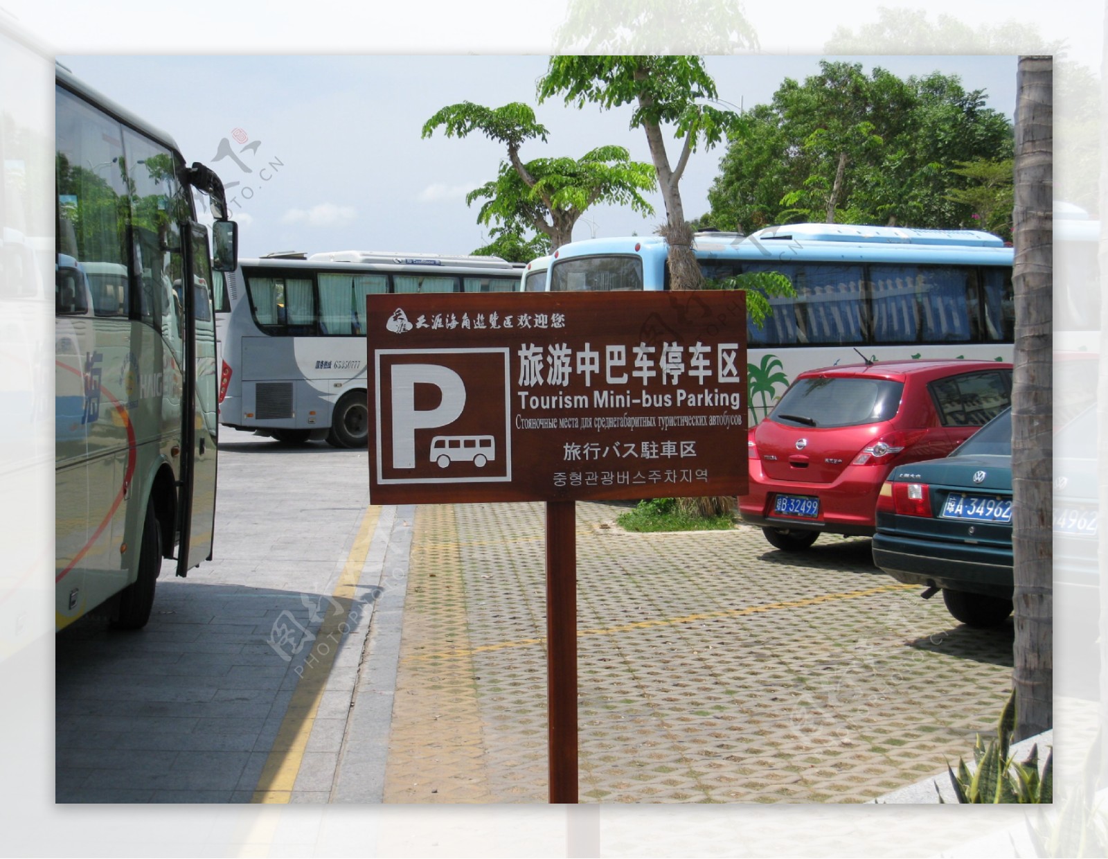 旅游中巴车停车区图片