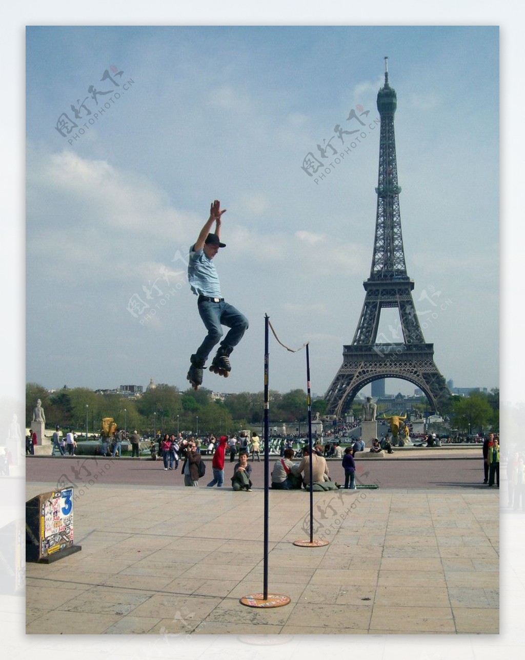 巴黎埃菲尔铁塔广场上的挑战者图片