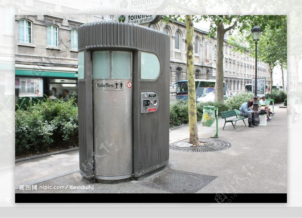 巴黎街头的免费全自动公共厕所图片