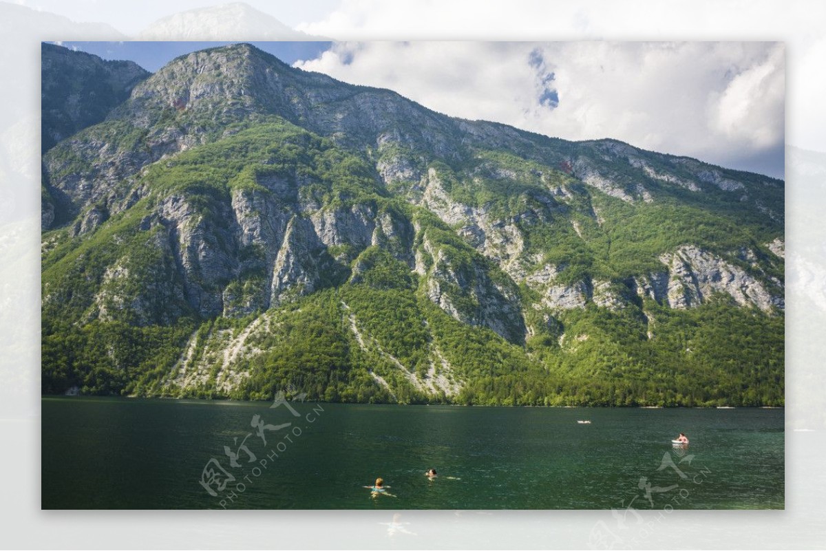 湖水与大山摄影高清图图片