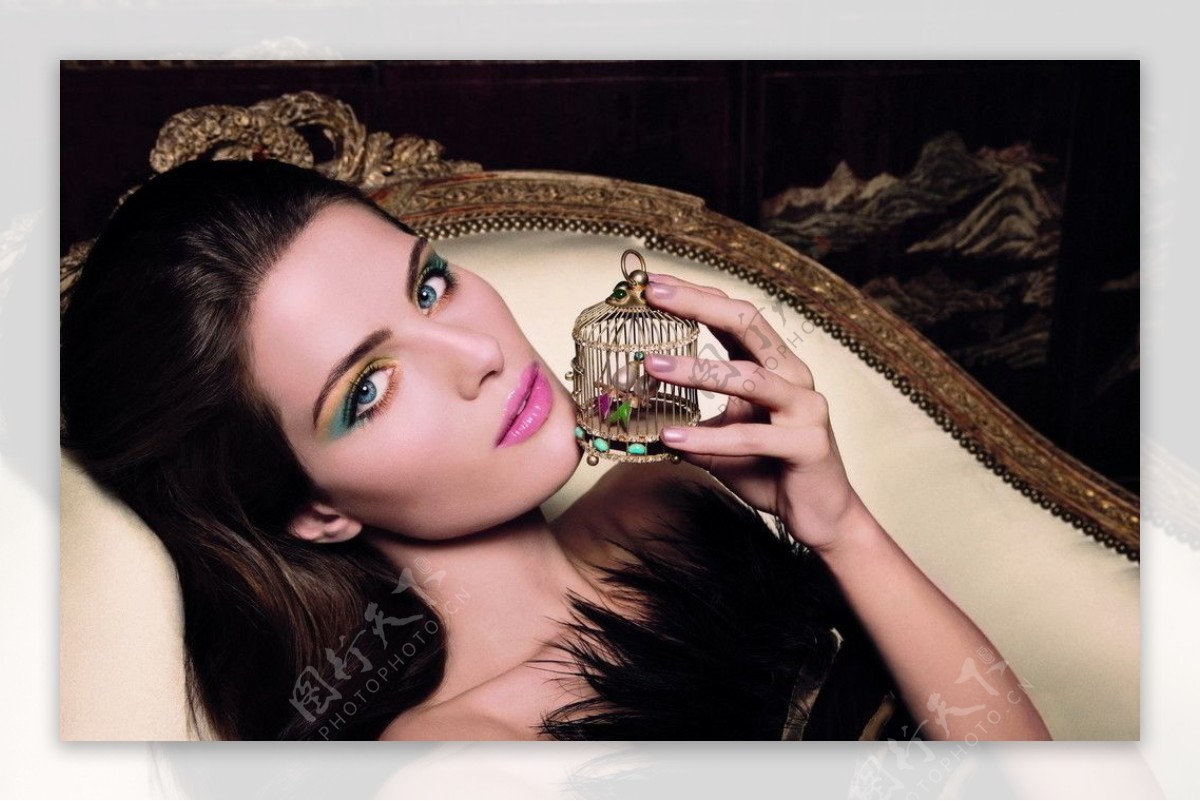 美女模特香奈儿2009年圣诞彩妆金色鸟笼系列图片