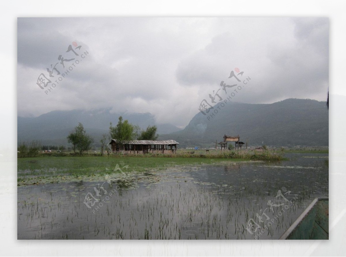 西湖雨景图片