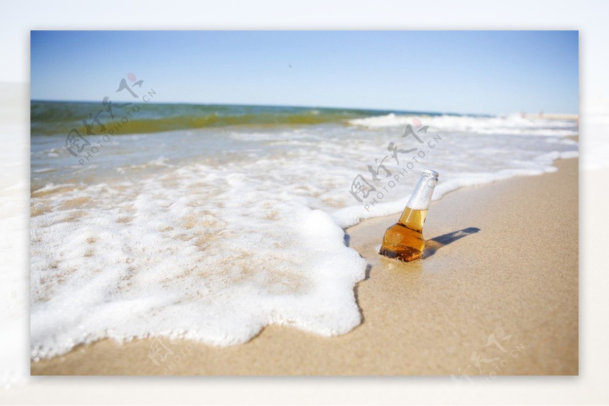 沙滩海边啤酒瓶图片
