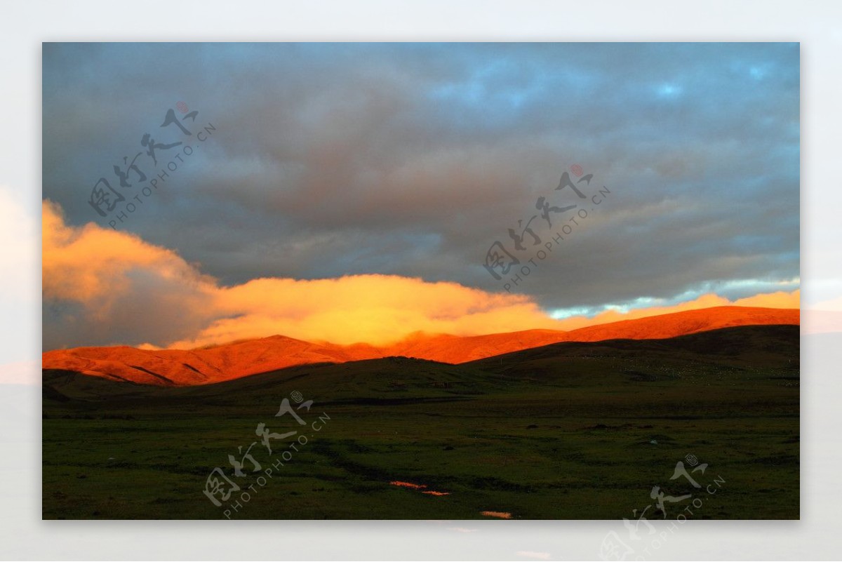 夕阳照在山丘上图片